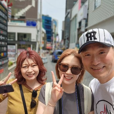 明洞の街なかで、ご案内したお客さまと一緒に写る金本