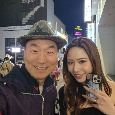 ご案内したお客さまとの記念写真（夜の繁華街）